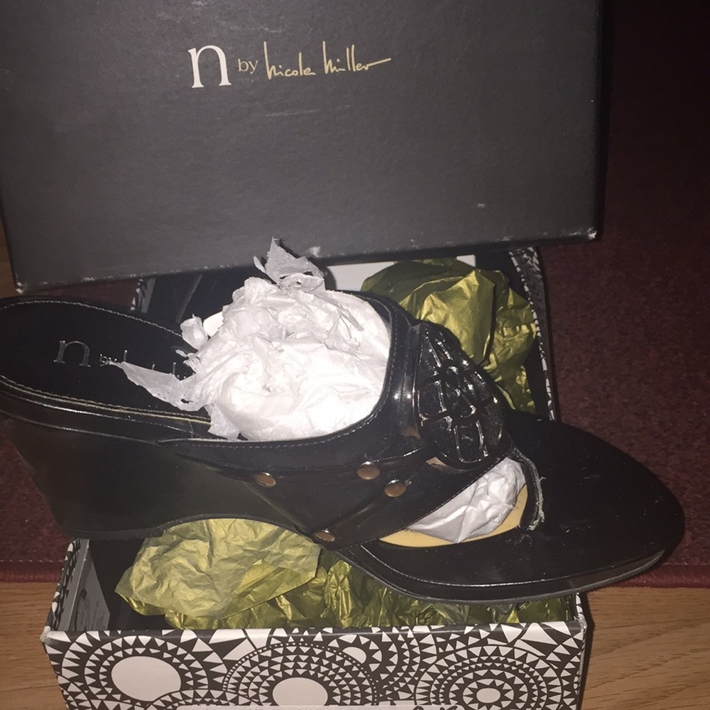 Thong wedges with box and paper